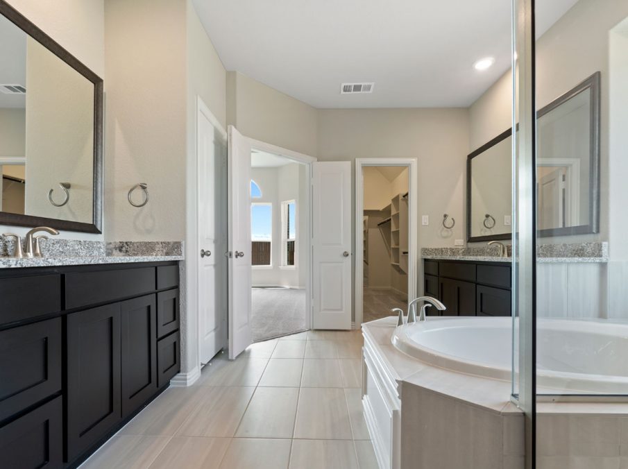 New Home Builder Landon Homes 5901 Southlake Master Bathroom